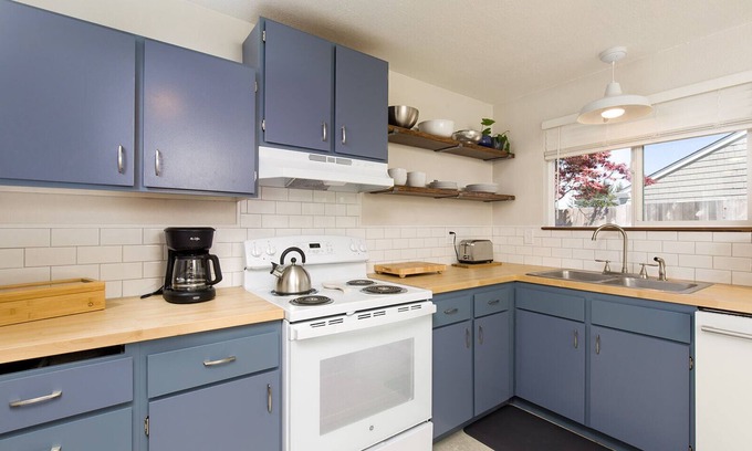 Eureka Cottage | πΆ North Fork Cottage: Convenient, Pet friendly, Modern Furnishings!π²