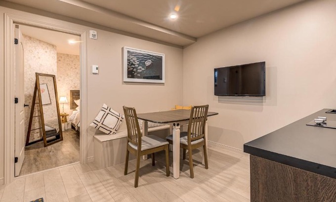 Vieux-Quebec-Cap-Blanc-colline Parlementaire Apartment | North House - Quebec 2 Bedroom Apartment
