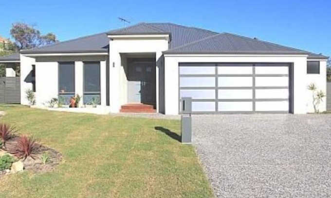 Kallaroo Apartment | Northshore apartment, separate entry, stroll to beach,