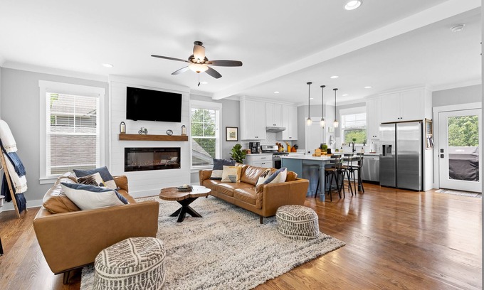 North Chattanooga House | NorthShoreBlue-5mins to DT, Mtn Views, Entertainment Room, Sleeps 12