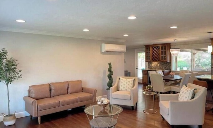 Starcrest House | Northwest Gem! King bed, Private fenced backyard
