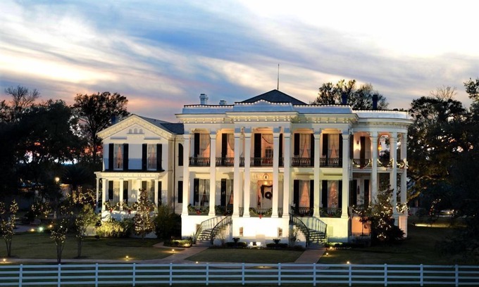 Point Clair Hotel | Nottoway Plantation Resort
