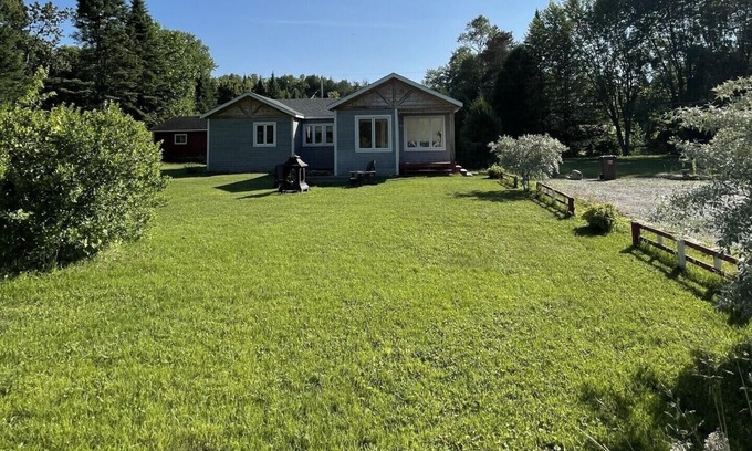 Huberdeau Ski Chalet | NOUVEAU | Chalet en bordure de la rivière | Spa privé
