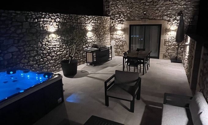 Brujas House | Nouveau Gite 5 Etoiles Avec Jacuzzi AU Domaine DU Grand CRU
