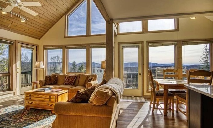 Davis House | NP99-Panoramic Views! Close to towns! Hot tub!