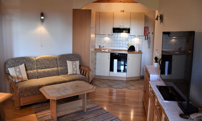 Bad Endorf Apartment | Nr. 4 Ferienwohnung, 42 qm Obergeschoss, 1 Separates Schlafzimmer