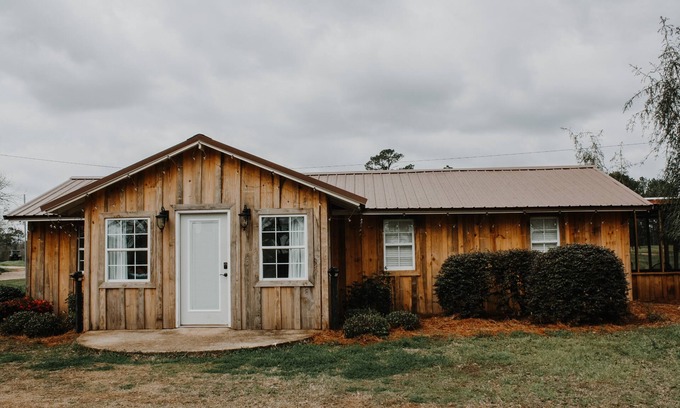 Morris House | Nubbintown Honey House Romantic Getaway Farm Stay