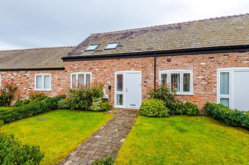 Mollington House | Number 21: A Breathtaking Chester Cottage with Parking