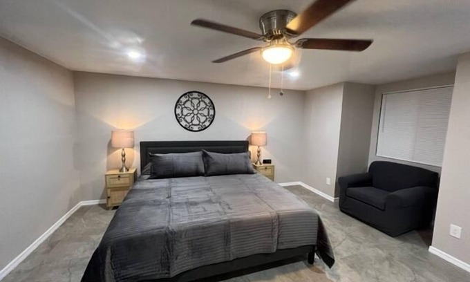 Tucson Apartment | NW Executive 1BR with Laundry and Parking