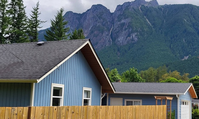 North Bend House | NW mountain/city retreat, w/year round recreation