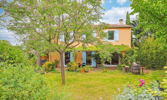 Saint-Saturnin-les-Avignon Ski Chalet | O Grand Air, holiday home for 6 people with private pool near Avignon