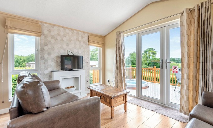 Halfway House Ski Chalet | Oak Place (Partial Lake View)