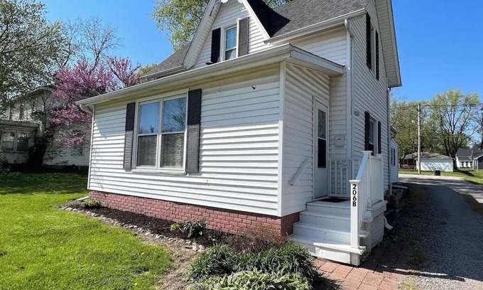 Mahomet House | Oak Street Station in Downtown Mahomet