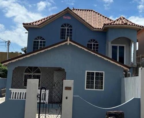 Rhyne Park Village Apartment | Oak Villa MontegoBay2 Queen Room