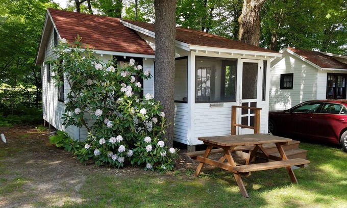 North Sebago Cottage | Oakleaf Cottage-Private Beach-Pets Welcome - Round Table Lodge, Sebago, Maine