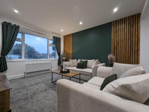 Cheshunt House | Oakwood Suite - Sleeps 5 - Contractors - Smart TVs in all rooms