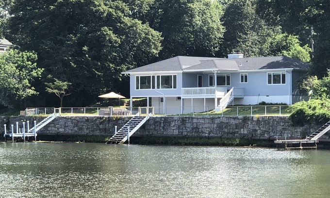 New London House | OASIS @ OCEAN BEACH PARK: 6 QUEEN BEDS