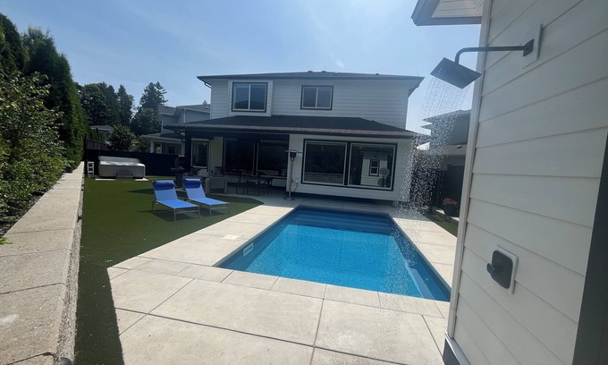 White Rock House | Oasis retreat with Pool and Hot Tub. Near White Rock Beach!