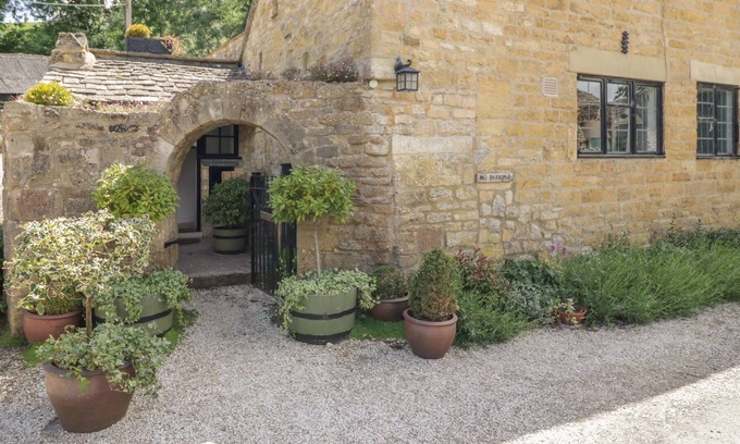 Snowshill Village Cottage | OAT HILL COTTAGE, pet friendly in Broadway