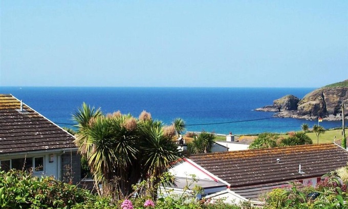 Praa Sands Cottage | Ocean retreat, 300 yards from Praa Sands beach