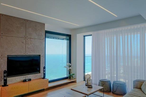 Bat Yam Apartment | Ocean view & Design