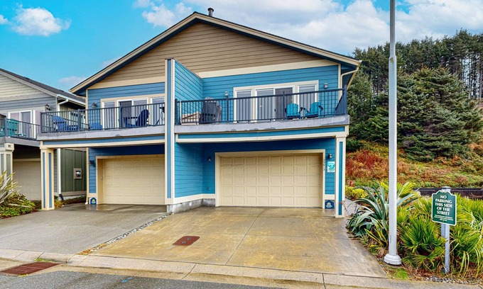 Gold Beach Condo | Ocean View, Dog-Friendly Townhouse w/Fireplace, WiFi - Beach Across the Street