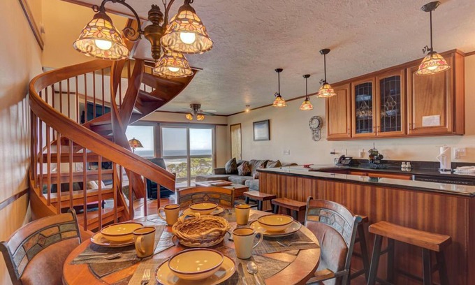 Otter Rock Apartment | Ocean-View Suite with Jacuzzi Tub | Sleeps 6
