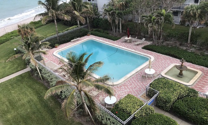 Central Beach Condo | Oceanfront 2B Gem .March-!.Aug.custom kitchen West Indies,decor Heated.Pool.