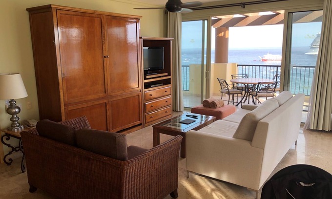 Los Cabos Resort | Oceanfront 3-bedroom penthouse in Cabo San Lucas! Amazing views and amenities!