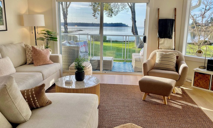 Regional District of Nanaimo Condo | Oceanfront, All New Reno, 2 King Bedrooms, 2 Bath, Pool&Hot tub, AC