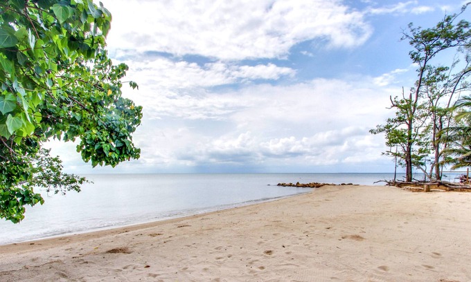 Dangriga Cabin | Oceanfront cabana with private beach, amazing sea view, hammock & partial AC