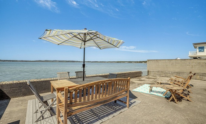 Birch Bay Cottage | Oceanfront Cottage w/Patio & Views in Birch Bay!