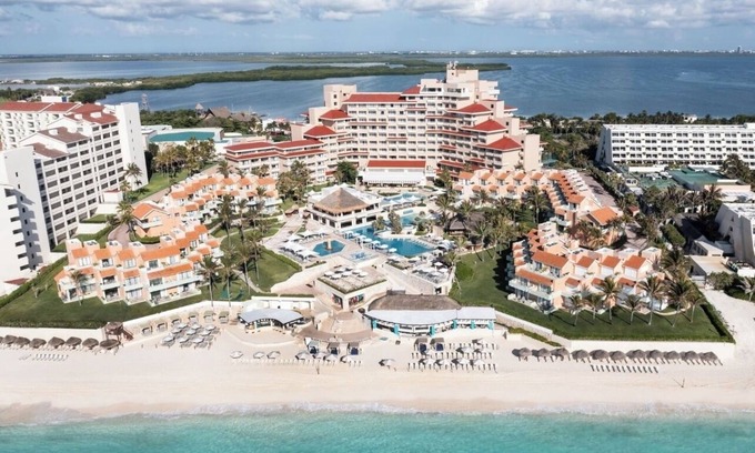 Zona Hotelera Resort | Oceanfront Dual-Suite - All inclusive Luxury at Wyndham Grand Cancun!