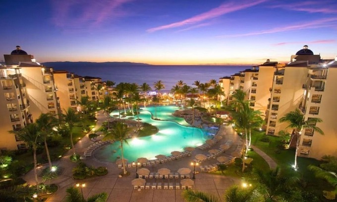Flamingos Resort | Oceanfront Elegance: 3400 SqFt Penthouse with Jacuzzi Dec 21-28- Contact Host!