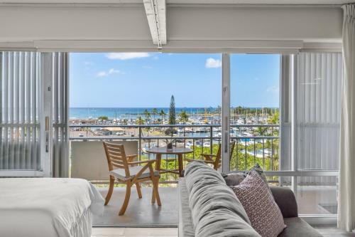 Waikiki Apartment | Oceanfront Oasis in Ilikai Hotel apts