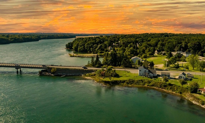 Sullivan Apartment | OCEANFRONT - Taunton Bay Escape with 2 Apts & Cottage - sleeps up to 13 people!