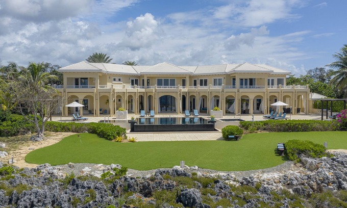 Savannah Villa | Oceans Edge SeaSide Estate is a stunning private villa right on the clifftop!