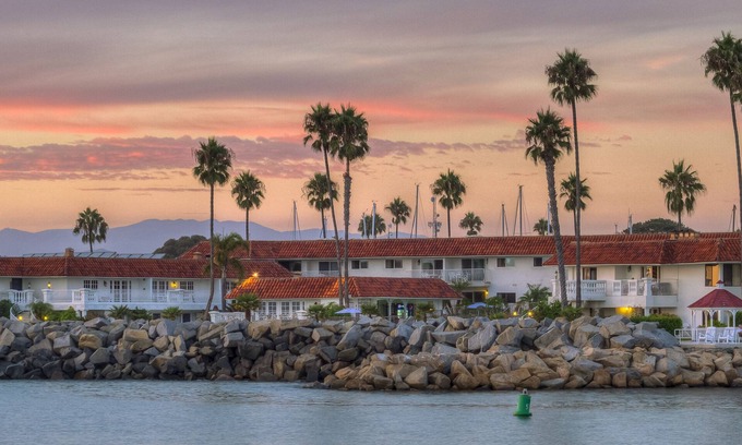 Townsite Hotel | Oceanside Marina Suites