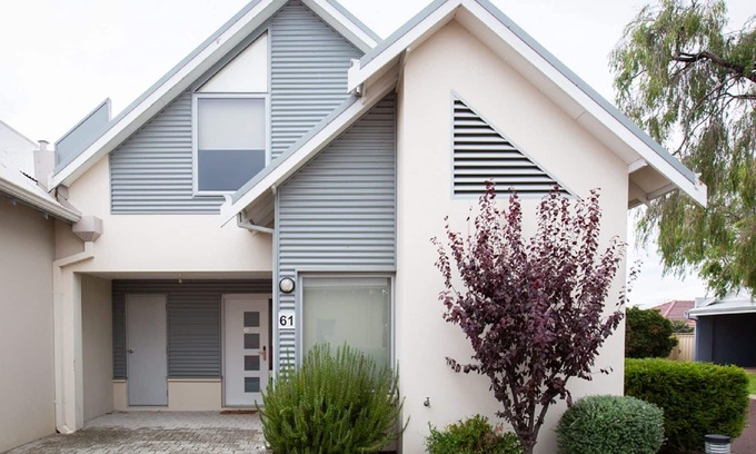 Broadwater Resort | Oceanside - Unit 6 1Oceanside is a 3 bedroom apartment. Located inside the Cape View Resort