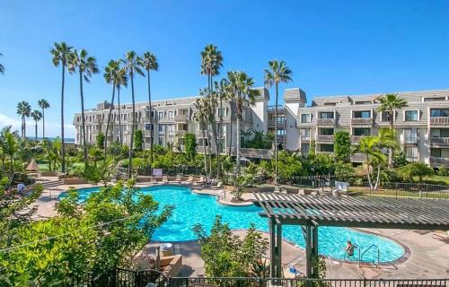 Townsite Apartment | Oceanview Retreat - Steps to the Beach, Heated Pool, walk everywhere