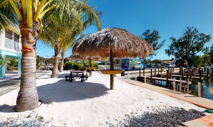 Saint James City Hotel | Off the Charts Inn & Out Island Resort