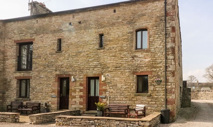 Kirkby Stephen Cottage | OLD BYRE COTTAGE, pet friendly, with a garden in Newbiggin-On-Lune