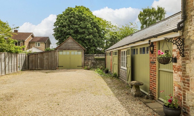 Lyneham Cottage | OLD CART SHED, pet friendly, character holiday cottage in Lyneham
