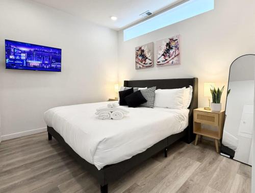 Poplar Apartment | Old City King 1BR near Historic Sites with Gym