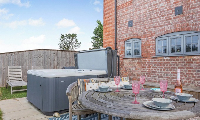 Honiton Cottage | Old Highwood - Piggy in the Middle