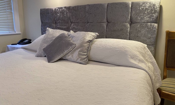 Pickering Bed & Breakfast | Old Manse Hotel