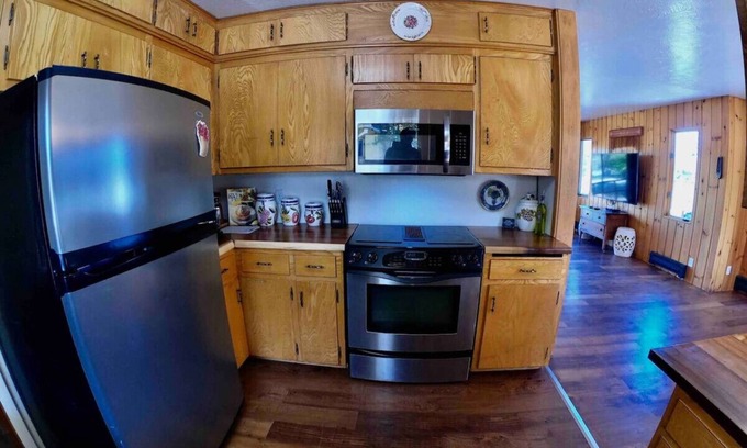 Polson Cottage | Old Orchard Sanctuary: Spacious Retreat w/Fireplace