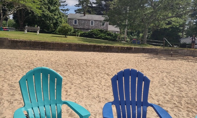 White Island Shores House | Old school family fun on the lake! Sleeps 10, lake access, large deck with BBQ