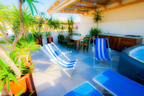Ladispoli Apartment | Old Style by the sea, roof terrace with pool and kitchen, Ladispoli