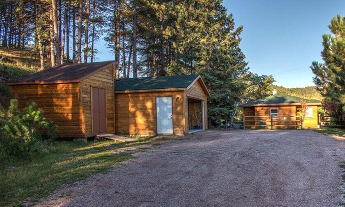 Hill City Cottage | Old Town Cottage: Nestled on a forested hillside on the edge of Hill City